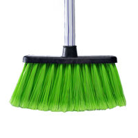 Imagen de Escoba para uso exterior con mango de madera,, verde