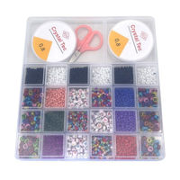 Imagen de Cuentas para armar pulseras y collares, con accesorios en caja de plástico