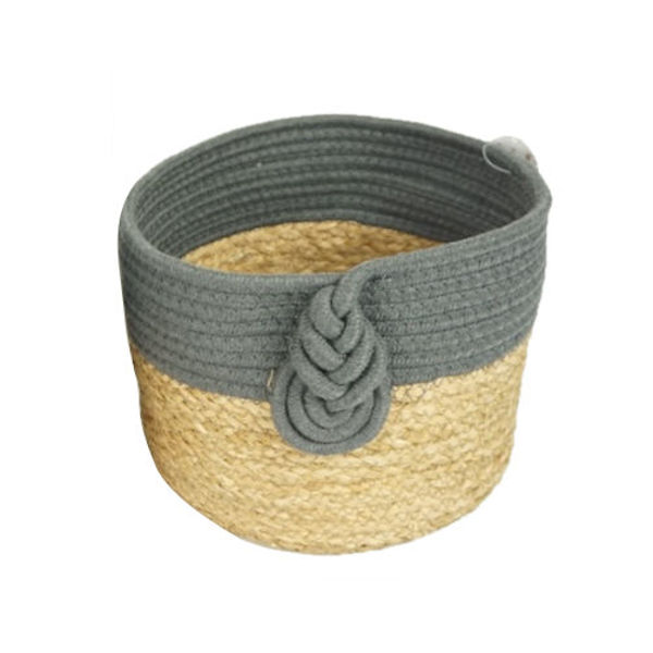 Imagen de Cesto de fibras naturales combinado con piola y aplique grande, junco de agua