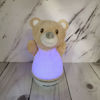 Imagen de Dormidera veladora peluche oso con luz cambia de color, 3AAA, en caja de PVC, sin sonido